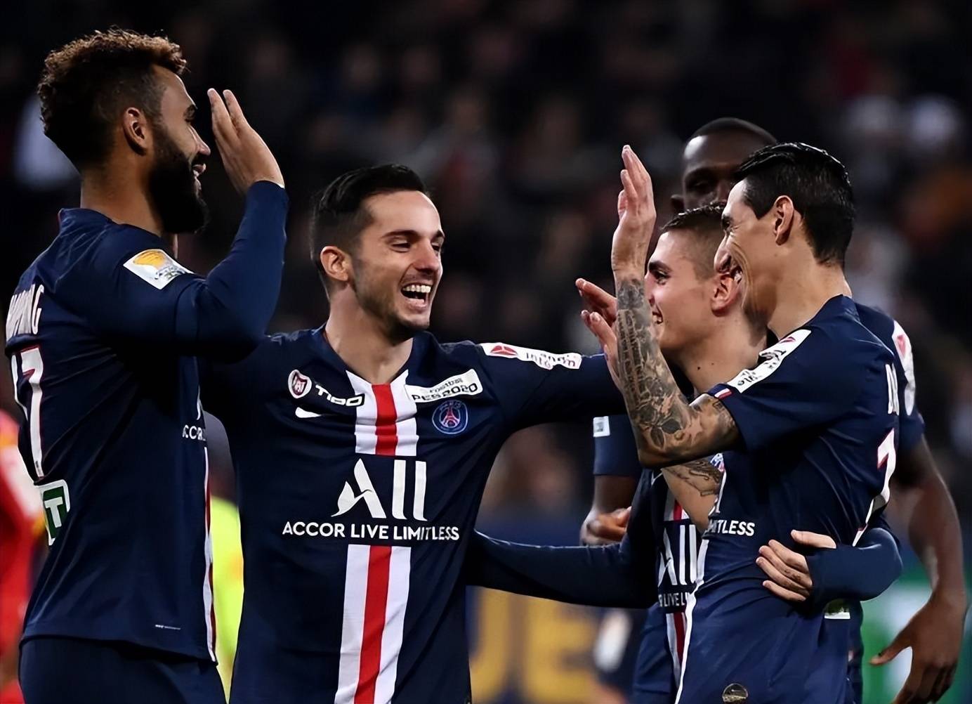 关于巴黎大胜摩纳哥，巩固榜首位置的信息