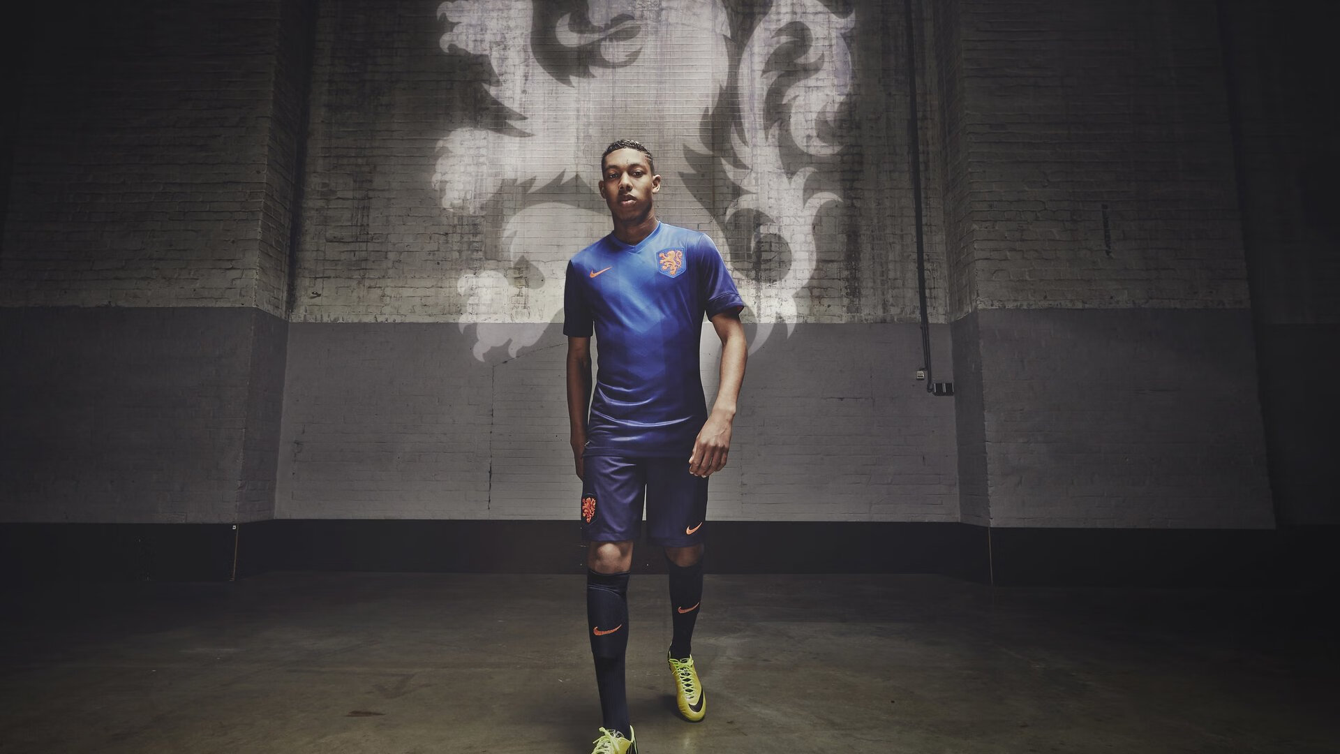 足球赛场焦点！意大利队对阵中国队，老将回归赛场，再度燃起斗志